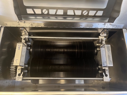 3kw Electric Commercial Frozen Meat Slicer per ristoranti e rivenditori al dettaglio Capacità 500kg
